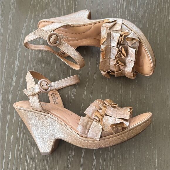 Born Elegant Metallic Tan Leather Wedge Sandals Slingback Comfort Shoes Size 7M - Picture 10 of 12